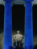 Abraham Lincoln Statue Between Blue Floodlit Columns of Lincoln Memorial, Washington Dc, USA Fotografie-Druck von Dennis Johnson