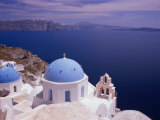 Orthodox Church Perched on Volcanic Rim of Santorini, Oia, Santorini Island, Greece Lámina fotográfica por Diana Mayfield