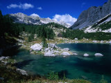 Overhead View of Double Lake, House and Mountains, Triglav National Park, Slovenia Photographie par Grant Dixon