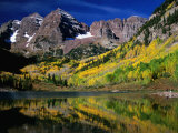 Maroon Bells Scenic Area in White River National Forest, Rocky Mountain National Park, USA Photographie par Mark Newman