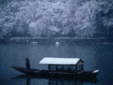 A Traditional Leisure Boat During a Snowfall at Arashiyama West of Kyoto, Kyoto, Kinki, Japan, Photographie par Frank Carter