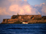 Tugboat Passing Fort El Morro, San Juan, Puerto Rico Lámina fotográfica por John Neubauer Tugboat Passing Fort El Morro, San Juan, Puerto Rico Lámina fotográfica por John Neubauer