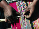 Hands Doing Traditional Weaving, Peru Photographie par Richard I'Anson