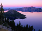 Wizard Island Silhouetted at Dusk, Crater Lake National Park, USA Photographie par Ryan Fox