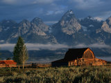 Barn on Mormon Row and the Teton Mountain Range, Grand Teton National Park, USA Lámina fotográfica por Brent Winebrenner Barn on Mormon Row and the Teton Mountain Range, Grand Teton National Park, USA Lámina fotográfica por Brent Winebrenner