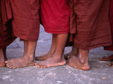 Line-Up of Monk's Bare Feet at Ananda Festival, Bagan, Mandalay, Myanmar (Burma) 写真プリント - アンダース・ブルムクヴィスト