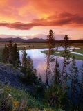 Yellowstone River Meandering Through Hayden Valley at Sunset, Yellowstone National Park, USA Fotografisk tryk af John Elk III