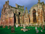 Melrose Abbey Was Founded in 1131 by David I & the Cistercian Monks from France, Melrose, Scotland Photographie par Glenn Beanland