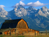 Wooden Mormon Row Barn with Teton Range Behind, Grand Teton National Park, USA Photographie par John Elk III