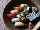 Sushi in a Wooden Bowl, Japan, Photographie par Glenn Beanland