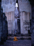 Monks meditating in front of large Buddha statue at Wat Si Chum, Sukhothai, Thailand Lámina fotográfica por Tom Cockrem