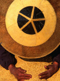 Farmer Wearing a Bamboo Hat Gathering Rice, Guizhou, China Fotografie-Druck von Keren Su