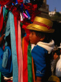 Boy from Tlaxcala on his mother's back in performance at the Basilica de Guadalupe, Mexico Lámina fotográfica por Rick Gerharter Boy from Tlaxcala on his mother's back in performance at the Basilica de Guadalupe, Mexico Lámina fotográfica por Rick Gerharter