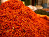 Mound of Saffron for Sale in Bazaar Shiraz, Fars, Iran Lámina fotográfica por Phil Weymouth Mound of Saffron for Sale in Bazaar Shiraz, Fars, Iran Lámina fotográfica por Phil Weymouth