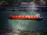 Alfredo Maiquez - Cargo Ship at Gaillard Cut on the Panama Canal, Near Gamboa, Gamboa, Panama - Fotografik Baskı Alfredo Maiquez - Cargo Ship at Gaillard Cut on the Panama Canal, Near Gamboa, Gamboa, Panama - Fotografik Baskı
