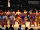 Cérémonie traditionnelle avant un combat de Sumo, Osaka, Japon Photographie par Frank Carter