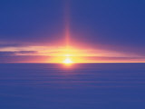 Midnight sun, Law Dome, inland from Australian Casey Station, Wilkes Land, Antarctica Lámina fotográfica por Grant Dixon