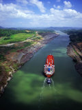 Alfredo Maiquez - High Angle View of Cargo Ship on Gaillard Cut, Panama Canal, Near Gamboa, Gamboa, Panama Fotografická reprodukce Alfredo Maiquez - High Angle View of Cargo Ship on Gaillard Cut, Panama Canal, Near Gamboa, Gamboa, Panama Fotografická reprodukce
