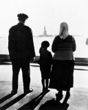 Immigrant Family On Ellis Island Fotografía