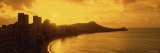Sunrise View of City and Beach, Waikiki Beach, Honolulu, Hawaii, USA Lámina fotográfica por Panoramic Images