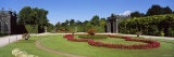 Formal Garden in Front of a Building, Schonbrunn Gardens, Vienna, Austria Lámina fotográfica por Panoramic Images Formal Garden in Front of a Building, Schonbrunn Gardens, Vienna, Austria Lámina fotográfica por Panoramic Images