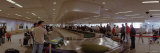 People Standing near Conveyor Belt, St. Paul International Airport, Minneapolis, Minnesota, USA Lámina fotográfica por Panoramic Images People Standing near Conveyor Belt, St. Paul International Airport, Minneapolis, Minnesota, USA Lámina fotográfica por Panoramic Images