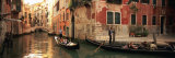 Tourists in a Gondola, Venice, Italy Lámina fotográfica por Panoramic Images Tourists in a Gondola, Venice, Italy Lámina fotográfica por Panoramic Images