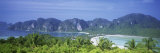 Mountain Range and Trees in the Island, Phi Phi Islands, Thailand Lámina fotográfica por Panoramic Images Mountain Range and Trees in the Island, Phi Phi Islands, Thailand Lámina fotográfica por Panoramic Images