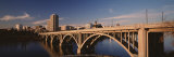 Broadway Bridge over a River, Saskatoon, Saskatchewan, Canada Lámina fotográfica por Panoramic Images Broadway Bridge over a River, Saskatoon, Saskatchewan, Canada Lámina fotográfica por Panoramic Images