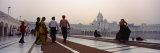 Tourists at a Temple, Golden Temple, Amritsar, Punjab, India Lámina fotográfica por Panoramic Images Tourists at a Temple, Golden Temple, Amritsar, Punjab, India Lámina fotográfica por Panoramic Images
