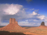 Rain Cloud Over Monument Valley, Utah, USA Affiche par David Noton