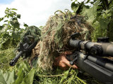 Airmen Hidden in Brush Wearing Their Ghille Suits Photographie par Stocktrek Images 
