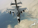 F-16 Fighting Falcon Lámina fotográfica por Stocktrek Images F-16 Fighting Falcon Lámina fotográfica por Stocktrek Images