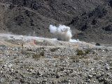 A Round from an At-4 Small Rocket Launcher Impacts on Range 400 Lámina fotográfica por Stocktrek Images A Round from an At-4 Small Rocket Launcher Impacts on Range 400 Lámina fotográfica por Stocktrek Images