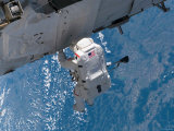Mission Specialist Traverses the Station Hardware During Installation Day on the Space Station Photographie par Stocktrek Images 