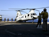 Personnel Walk into the Rear of a CH-46E Sea Knight Helicopter Photographie par Stocktrek Images 