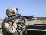 US Marine Sites Through the Scope Atop His 556mm M16A2 Rifle Photographie par Stocktrek Images 