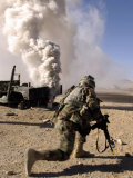 A US Army Soldier Reacts to a Controlled Explosion Photographie par Stocktrek Images 