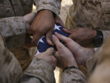 Marines Fold an American Flag after It was Raised in Memory of a Fallen Soldier Photographie par Stocktrek Images 