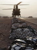 Marine Specialists Attach Sling Loads to the Body of an Army CH-47 Chinook Cargo Helicopter Lámina fotográfica por Stocktrek Images Marine Specialists Attach Sling Loads to the Body of an Army CH-47 Chinook Cargo Helicopter Lámina fotográfica por Stocktrek Images