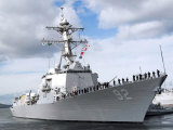 Sailors Stationed Aboard the Guided-Missile Destroyer USS Momsen (DDG 92) Man the Rails Photographie par Stocktrek Images 