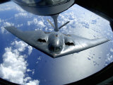 A B-2 Spirit Moves into Position for Refueling from a KC-135 Stratotanker Over the Pacific Ocean Photographie par Stocktrek Images 