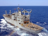 A Helicopter Clears the Flight Deck of Military Sealift Command Ammunition Ship Usns Flint Lámina fotográfica por Stocktrek Images A Helicopter Clears the Flight Deck of Military Sealift Command Ammunition Ship Usns Flint Lámina fotográfica por Stocktrek Images