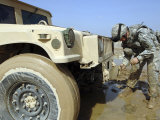 Staff Sergeant Unties a Rope to Tow a Humvee out of the Mud During a Convoy Patrol Lámina fotográfica por Stocktrek Images Staff Sergeant Unties a Rope to Tow a Humvee out of the Mud During a Convoy Patrol Lámina fotográfica por Stocktrek Images
