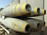 Six GBU-12 Bombs Sit in a Rack Inside a Weapons Storage Area at Al Asad, Iraq, November 3 Lámina fotográfica por Stocktrek Images Six GBU-12 Bombs Sit in a Rack Inside a Weapons Storage Area at Al Asad, Iraq, November 3 Lámina fotográfica por Stocktrek Images