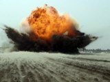 An Explosion Erupts from the Detonation of a Weapons Cache Lámina fotográfica por Stocktrek Images An Explosion Erupts from the Detonation of a Weapons Cache Lámina fotográfica por Stocktrek Images