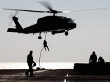 Personnel Fast-Rope out of an SH-60F Seahawk Helicopter Fotografie-Druck von Stocktrek Images 