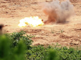 Ten Half-Pound Blocks of TNT Simultaneously Detonate at Camp Schwab's Demo Range Three Lámina fotográfica por Stocktrek Images Ten Half-Pound Blocks of TNT Simultaneously Detonate at Camp Schwab's Demo Range Three Lámina fotográfica por Stocktrek Images