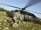 US Army Soldiers Prepare to Board a UH-60 Black Hawk Helicopter Fotografisk tryk af Stocktrek Images US Army Soldiers Prepare to Board a UH-60 Black Hawk Helicopter Fotografisk tryk af Stocktrek Images