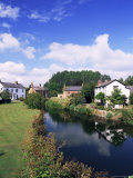 Cottages and River Arrow from Bridge, Eardisland, Herefordshire, England, United Kingdom Photographie par Pearl Bucknall